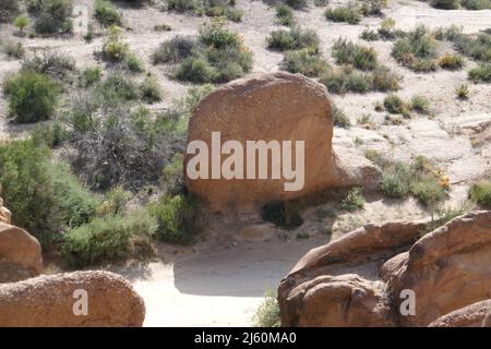 Agua Dulce, Kalifornien, USA 17.. April 2022 Ein allgemeiner Blick auf die Atmosphäre des Felsens in Dracula Filmaufnahmen mit Bela Lugosi im Vasquez Rocks Natural Park am 17. April 2022 in Agua Dulce, Kalifornien, USA. An diesem Ort befinden sich Dracula mit Bela Lugosi, The Flintstones Movie, Mel Brooks Blazing Saddles, Bill und Ted's Excellent Adventure mit Keanu Reeves, Planet of the Apes, Star Trek, Austin Powers man of Mystery mit Mike Myers, Army of Darkness, Werwolf of London, Michael Jackson Black and White Video, Bette Midler für die Jungen, Rihanna und Justin Timberlake Rehab Video, Steal My Girl with Stockfoto