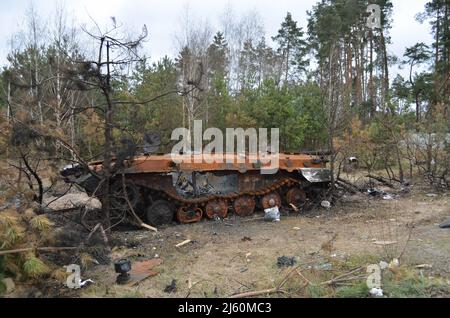 Dmytriwka, Kiew, Ukraine - 13. April 2022: Zerstörung der militärischen Ausrüstung der russischen Armee nach den Gegenangriffen der ukrainischen Streitkräfte. Stockfoto