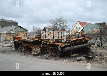 Dmytriwka, Kiew, Ukraine - 13. April 2022: Zerstörung der militärischen Ausrüstung der russischen Armee nach den Gegenangriffen der ukrainischen Streitkräfte. Stockfoto