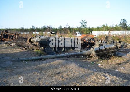 Dmytriwka, Kiew, Ukraine - 14. April 2022: Zerstörung der militärischen Ausrüstung der russischen Armee nach den Gegenangriffen der ukrainischen Streitkräfte. Stockfoto