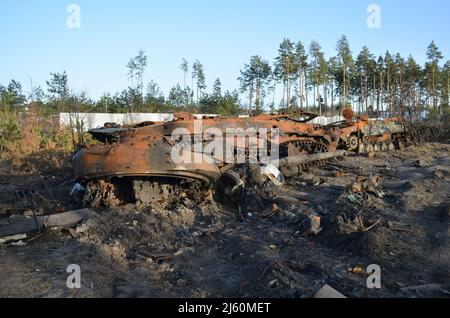 Dmytriwka, Kiew, Ukraine - 14. April 2022: Zerstörung der militärischen Ausrüstung der russischen Armee nach den Gegenangriffen der ukrainischen Streitkräfte. Stockfoto