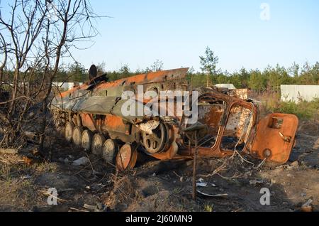 Dmytriwka, Kiew, Ukraine - 14. April 2022: Zerstörung der militärischen Ausrüstung der russischen Armee nach den Gegenangriffen der ukrainischen Streitkräfte. Stockfoto