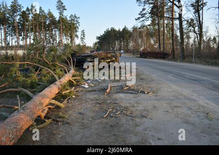 Dmytriwka, Kiew, Ukraine - 14. April 2022: Zerstörung der militärischen Ausrüstung der russischen Armee nach den Gegenangriffen der ukrainischen Streitkräfte. Stockfoto