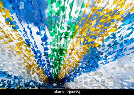 Blick auf einen Platz, der für die Festa Junina de Sao Joao in der Stadt Taperoa in Bahia, Brasilien, eingerichtet wurde. Stockfoto