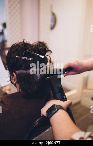 Friseur Schneiden und Styling braune Haare mit Kamm Stockfoto