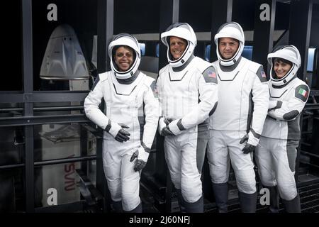 NASA-Astronauten SpaceX Crew-4, von links, Jessica Watson, Bob Hines und Kjell Lindgren, Und die ESA-Astronautin Samantha Cristoforetti steht während einer Generalprobe am 20. April 2022 im Zugangsarm der Besatzung im Launch Complex 39A des Kennedy Space Centers. Der von der Crew-4-Crew unter dem Namen Freedom benannte Crew Dragon von SpaceX wird die Astronauten im Rahmen des Commercial Crew Program der NASA zur Internationalen Raumstation bringen. SpaceX und die NASA zielen spätestens am Mittwoch, den 27. April, auf den Start von Falcon 9, Crew-4, Drachens vierter Wissenschaftsexpedition-Mission zur Internatio, ab Stockfoto