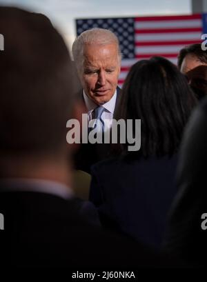 Der US-Präsident Joe Biden schüttelt sich die Hände mit den Teilnehmern nach einer Pressekonferenz, die am 21. April 2022 auf dem Luftwaffenstützpunkt Portland, Oregon, stattfand. Während der Veranstaltung sprach der Präsident über bevorstehende Infrastrukturverbesserungen, die in der Region Portland in naher Zukunft stattfinden werden. (USA Foto der Air National Guard von Meister Sgt. Steph Sawyer) Stockfoto