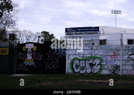 SUTTON, GROSSBRITANNIEN. APRIL 26. während des Spiels der Sky Bet League 2 zwischen Sutton United und Crawley Town am Dienstag, dem 26.. April 2022, im Knights Community Stadium, Gander Green Lane, Sutton, wird eine zerstörte Auswärtsspanne gezeigt. (Kredit: Tom West | MI News) Kredit: MI Nachrichten & Sport /Alamy Live News Stockfoto