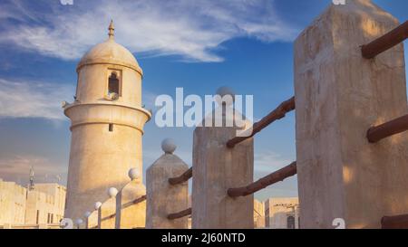 Traditionelle arabische Moschee, die mit Holz und Schlamm gebaut wurde und mit einer Fassade im traditionellen arabischen Stil am Souq Waqif (traditioneller Markt) von Doha dekoriert ist, Stockfoto