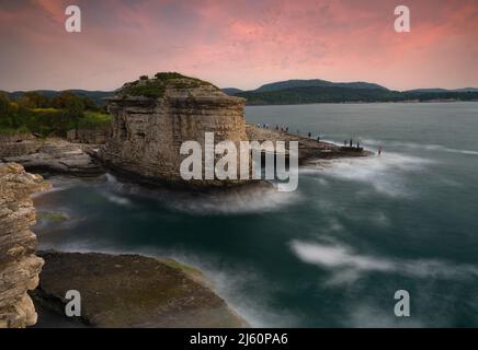 Sonnenuntergang bei Kerpe Cliffs. Frühjahrssaison. Die Klippen der Kurstadt Kerpe an der Schwarzmeerküste. Kandira -Kocaeli -Türkei Stockfoto