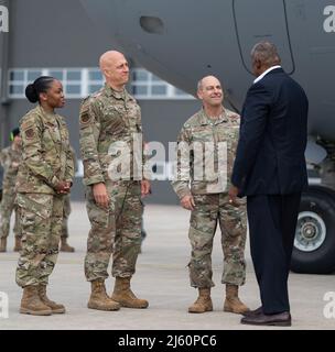 US-Verteidigungsminister Lloyd Austin III (rechts) wird von (rechts nach links) der General der US-Luftwaffe Jeffrey L. Harrigian, der US-Luftwaffe in Europa und der Kommandeur der Air Forces Africa, Brig, begrüßt. General Joshua Olson, 86. Luftlift Wing Commander und 86 AW Command Chief Master Sgt. Charmaine Kelley, auf dem Luftwaffenstützpunkt Ramstein, Deutschland, 25. April 2022. Außenminister Austin lud diese Woche Verteidigungsminister und hochrangige Militärbeamte nach Ramstein ein, um die anhaltende Krise in der Ukraine und verschiedene Themen zu erörtern, mit denen US-Verbündete und Partner konfrontiert sind. (USA Luftwaffe Foto von Airman 1. Klasse Edgar Grimaldo) Stockfoto