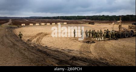 US-Soldaten, die dem Hauptquartier und Hauptquartier Battery, 3. Bataillon, 29. Field Artillery Regiment (3-29. FA), 3. Panzerbrigade Combat Team, 4. Infantry Division, abholen, um eine Zeroing auf ihre Waffen in Torun, Polen, durchzuführen, 20. April 2022. Der Verband 3-29. ist unter anderem dem V Corps, dem amerikanischen Vorbereitungs-Korps in Europa, zugeordnet, das mit NATO-Verbündeten und regionalen Sicherheitspartnern zusammenarbeitet, um kampfglaubwürdige Kräfte bereitzustellen und gemeinsame, bilaterale und multinationale Trainingseinheiten durchzuführen. (USA Armee-Nationalgarde Foto von Staff Sgt. Gabriel Rivera) Stockfoto