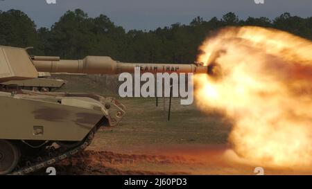 „Todesfalle“ ein M1A2 SEP V3 Abrams Hauptkampfpanzer feuert während einer Live-Feuerdemonstration während des African Land Forces Summit 2022 in Fort Benning, GA, aus der Reichweite ab. (USA Armee Foto Staff Sgt. Brandon Rickert) Stockfoto