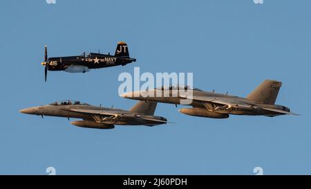 Ein Heritage Flight, bestehend aus einem F-4U Corsair aus dem Zweiten Weltkrieg und zwei modernen U.S. Navy E/A-18G Growlers von der Whidbey Island Naval Air Station, Washington, führt eine Luftdemonstration über dem Ohio River im Stadtzentrum von Louisville, Ky, durch., 23. April 2022 im Rahmen der Flugshow Thunder over Louisville. Die diesjährige Veranstaltung feierte den 75.. Jahrestag der US-Luftwaffe. (USA Foto der Air National Guard von Dale Greer) Stockfoto