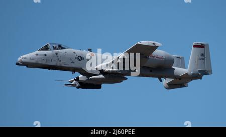 Eine US Air Force A-10C Thunderbolt II vom 107. Fighter Squadron auf der Selfridge Air National Guard Base, mich., führt eine Luftdemonstration über dem Ohio River in der Innenstadt von Louisville, Ky., 23. April 2022 im Rahmen der Flugshow Thunder over Louisville durch. Die diesjährige Veranstaltung feierte den 75.. Jahrestag der US-Luftwaffe. (USA Foto der Air National Guard von Dale Greer) Stockfoto