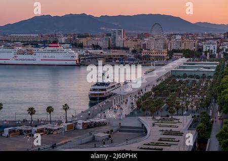 Malaga Stadt mit Meer und Hafen in der Nacht, Costa del Sol, Provinz Malaga, Andalusien, Spanien. Stockfoto