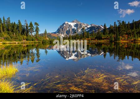 WA21458-00...WASHINGTON - Mount Shuksan Reflecting in Picture Lake in the Heather Meadows Area of Mount Baker - Snoqualmie National Forest. Stockfoto