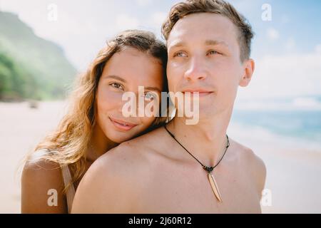 28. Januar 2020. Bali, Indonesien. Porträt eines jungen Paares am tropischen Ozeanstrand. Flitterwochen auf paradiesischer Insel Stockfoto