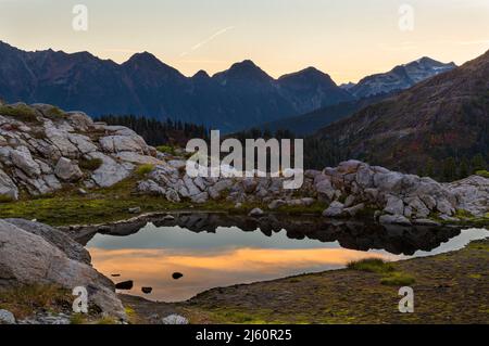 WA21471-00...WASHINGTON - Blick nach Norden vom Artist Point kurz vor Sonnenaufgang im Mount Baker-Snoqualmie National Forest. Stockfoto