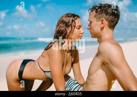 28. Januar 2020. Bali, Indonesien. Ein verliebtes Paar am tropischen Ozeanstrand. Flitterwochen auf paradiesischer Insel Stockfoto