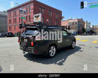 San Francisco, United Staes. 26. April 2022. Am 26. April 2004 wird in San Francisco ein autonomes Zoox-Fahrzeug abgestellt. Zoox ist ein Unternehmen für autonome Fahrzeuge und eine Tochtergesellschaft von Amazon. (Foto von Samuel Rigelhaupt/Sipa USA ) Quelle: SIPA USA/Alamy Live News Stockfoto