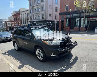 San Francisco, United Staes. 26. April 2022. Am 26. April 2004 wird in San Francisco ein autonomes Zoox-Fahrzeug abgestellt. Zoox ist ein Unternehmen für autonome Fahrzeuge und eine Tochtergesellschaft von Amazon. (Foto von Samuel Rigelhaupt/Sipa USA ) Quelle: SIPA USA/Alamy Live News Stockfoto