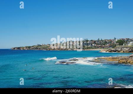 Surfer reiten auf den Wellen am Tamarama Beach, an der Ostküste von Sydney, New South Wales, Australien Stockfoto