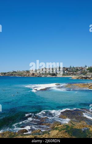 Surfer reiten auf den Wellen am Tamarama Beach, an der Ostküste von Sydney, New South Wales, Australien Stockfoto