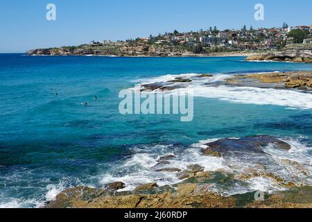 Surfer reiten auf den Wellen am Tamarama Beach, an der Ostküste von Sydney, New South Wales, Australien Stockfoto