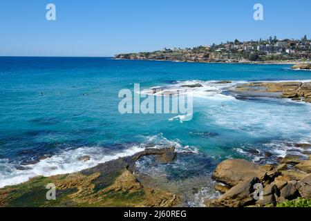 Surfer reiten auf den Wellen am Tamarama Beach, an der Ostküste von Sydney, New South Wales, Australien Stockfoto