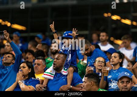 Belo Horizonte, Brasilien. 26. April 2022. MG - Belo Horizonte - 04/26/2022 - BRASILIANISCHER B 2022 CRUZEIRO X LONDRINA - Supporters während eines Spiels zwischen Cruzeiro und Londrina im Mineirao Stadion für die brasilianische Meisterschaft B 2022. Foto: Alessandra Torres/AGIF/Sipa USA Quelle: SIPA USA/Alamy Live News Stockfoto