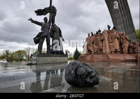 Kiew, Ukraine. 26. April 2022. Ein Blick auf das demontierte sowjetische Denkmal der ukrainisch-russischen Freundschaft, das 1982 als Symbol der Wiedervereinigung der Ukraine und Russlands errichtet wurde, inmitten der russischen Invasion der Ukraine nach der Eskalation des Russland-Ukraine-Krieges, kündigte Kiews Bürgermeister Witaliy Klitschko am 25. April 20222 an, Dass die Skulpturkomponente des Denkmals entfernt und der riesige Bogen über den Arbeitern umbenannt würde. Kredit: SOPA Images Limited/Alamy Live Nachrichten Stockfoto