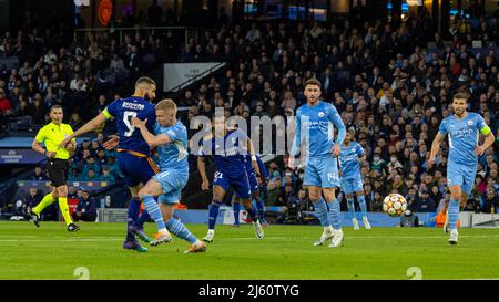 Manchester, Großbritannien. 27. April 2022. Karim Benzema (2. L) von Real Madrid punktet beim UEFA Champions League-Halbfinale 1. Leg zwischen Manchester City und Real Madrid am 26. April 2022 in Manchester, Großbritannien. Quelle: Xinhua/Alamy Live News Stockfoto