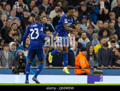 Manchester, Großbritannien. 27. April 2022. Real Madrids Vinicius Junior (R) feiert am 26. April 2022 nach dem Tor beim UEFA Champions League Semifinale 1. Leg Match zwischen Manchester City und Real Madrid in Manchester, Großbritannien. Quelle: Xinhua/Alamy Live News Stockfoto