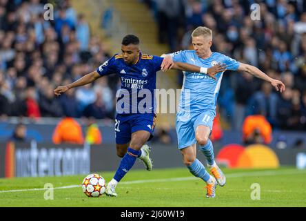 Manchester, Großbritannien. 27. April 2022. Rodrygo Silva de Goes (L) von Real Madrid wird vom Manchester City-Spieler Oleksandr Zinchenko während des UEFA Champions League-Halbfinales 1. Leg zwischen Manchester City und Real Madrid am 26. April 2022 in Manchester, Großbritannien, herausgefordert. Quelle: Xinhua/Alamy Live News Stockfoto