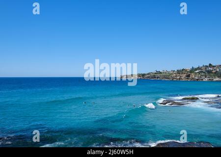 Surfer reiten auf den Wellen am Tamarama Beach, an der Ostküste von Sydney, New South Wales, Australien Stockfoto