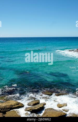 Surfer reiten auf den Wellen am Tamarama Beach, an der Ostküste von Sydney, New South Wales, Australien Stockfoto