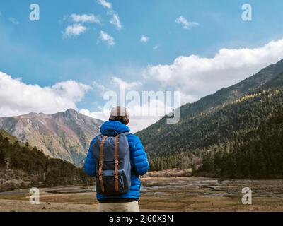 Rückansicht des männlichen asiatischen Reisenden Wanderers Rucksacktouristen mit Blick auf die Ansicht Stockfoto