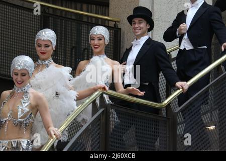 Sydney, Australien. 27.. April 2022. Pop-up-Performance des vierfachen mit dem Tony Award® ausgezeichneten Broadway-Musicals an American in Paris. 14 Darsteller führen eine atemberaubende Szene aus der Produktion in Vollkostüm auf, unterstützt von einer beliebten Partitur von George und Ira Gershwin. Kredit: Richard Milnes/Alamy Live Nachrichten Stockfoto