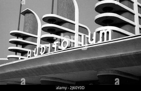 Die Art Deco/Moderne Fassade des Pan Pacific Auditorium in Los Angeles, CA Stockfoto