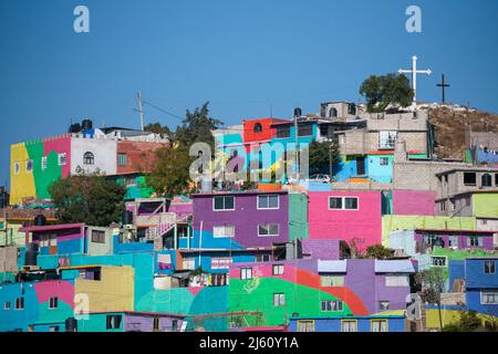 Macromural in Pachuca de Soto - Bunte Gebäude im Cubitos-Viertel in Pachuca, Bundesstaat Hidalgo, Mexiko Stockfoto