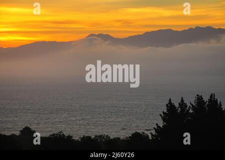 Sonnenuntergang über der Bucht von Kaikoura Halbinsel, Südinsel, Neuseeland. Die Gegend ist ein beliebtes Ziel des Ökotourismus. Stockfoto