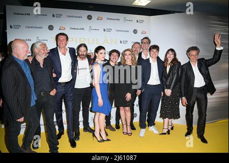 Rom, Italien. 26. April 2022. Die Darsteller besuchen den gelben Teppich der Premiere des Films Tapirulan im Cinema Adriano. (Foto: Mario Cartelli/SOPA Images/Sipa USA) Quelle: SIPA USA/Alamy Live News Stockfoto