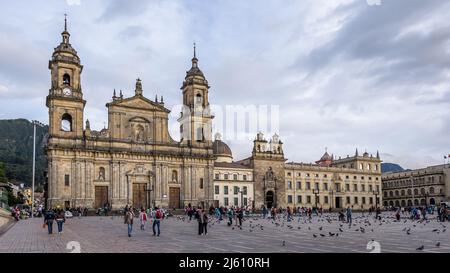 Die Kathedrale der Metropolregion Bogotá, neben der Heiligen Kapelle und dem Erzbischöflichen Palast, befindet sich an der östlichen Seite des Bolívar-Platzes in Bogotá, D.C. Stockfoto