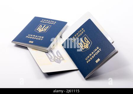 Ukrainische biometrische Pässe auf weißem Hintergrund Stockfoto