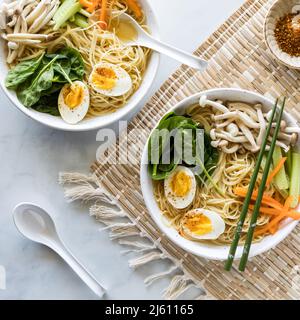 Pho-Suppe, ein traditionelles vietnamesisches Gericht, bereit zum Essen. Stockfoto