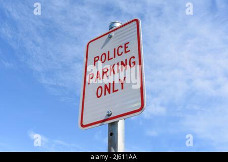 Polizei Parkplatz nur Straßenschild auf Stange gegen blauen Himmel. Stockfoto