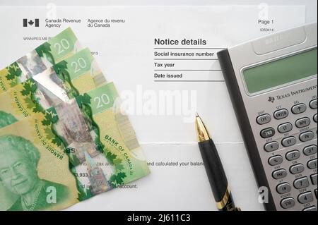 Calgary, Alberta - 24. April 2022: Steuerkonzept mit kanadischer Währung. Stockfoto