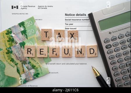 Calgary, Alberta - 24. April 2022: Steuerkonzept mit kanadischer Währung. Stockfoto