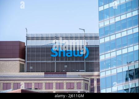 Calgary, Alberta – 24. April 2022: Shaw-Logo auf der Firmenzentrale von Calgary. Stockfoto